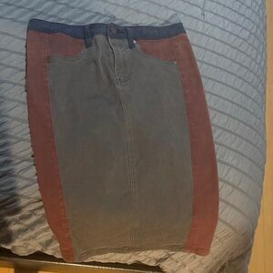 Elegant Two-Tone Pencil Skirt